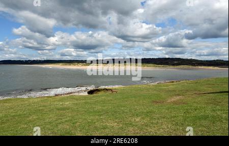 Die Mündung des Flusses Ogmore vom Parkplatz in Ogmore by Sea an der Glamorgan Heritage Coast, Vale of Glamorgan an einem sonnigen Sommertag Stockfoto