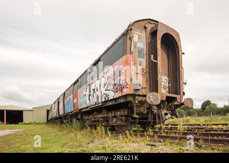 Verlassene und sich verschlechternde Eisenbahnwaggons am Hellifield Bahnhof in North Yorkshire Stockfoto