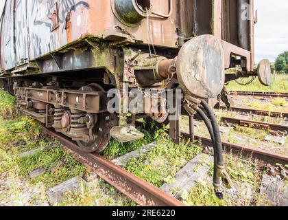 Verlassene und sich verschlechternde Eisenbahnwaggons am Hellifield Bahnhof in North Yorkshire Stockfoto