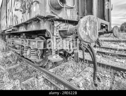 Verlassene und sich verschlechternde Eisenbahnwaggons am Hellifield Bahnhof in North Yorkshire Stockfoto