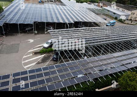 Solarpaneele auf dem Dach eines Parkplatzes in der Stadt. Stockfoto