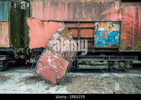 Verlassene und sich verschlechternde Eisenbahnwaggons am Hellifield Bahnhof in North Yorkshire Stockfoto