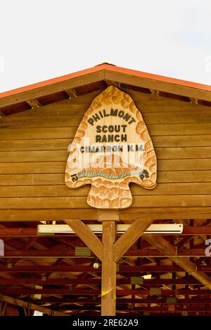 Cimarron, New Mexico, USA - 24. Juli 2023: Nahaufnahme des „Patch“-Logos der Philmont Scout Ranch auf der Seite eines Pavillons in der Nähe des Haupteingangs. Stockfoto