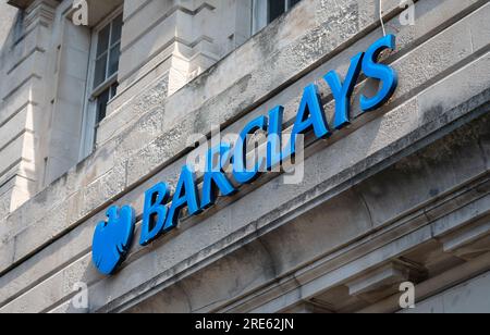 Großes Schild vor einer Filiale der Barclays Bank in einer Stadt, Großbritannien. Stockfoto