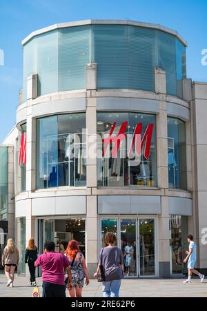 H&M Einzelhandelsgeschäft Vordereingang des Churchill Square Shopping Centre in Brighton & Hove, East Sussex, England, Großbritannien. H und M-Shop. Stockfoto