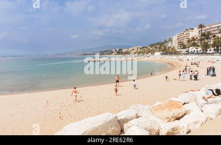 Cannes Frankreich - 29 2011. April; Strand an der französischen Riviera am Sommertag mit Menschen, die den verblassten, alten Fotoeffekt im Freien genießen. Stockfoto