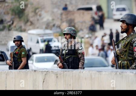 Khyber, Pakistan. 25. Juli 2023. Paramilitärische Soldaten stehen am 25. Juli 2023 am Explosionsort im Bezirk Khyber, Provinz Khyber Pakhtunkhwa, Pakistan, Wache. Ein Polizist wurde bei einem Selbstmordattentat in Pakistans nordwestlicher Provinz Khyber Pakhtunkhwa am Dienstag getötet und mehrere weitere verletzt, so die Polizei. Kredit: Str/Xinhua/Alamy Live News Stockfoto