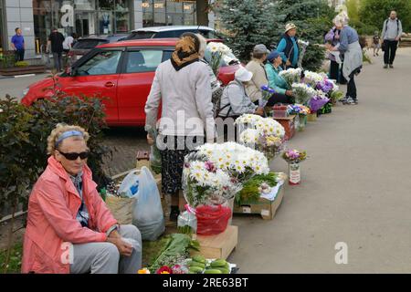 Moskau, Russland - Juli 21. 2023. Rentner verkaufen Blumen in der Nähe des Bahnhofs Kryukovo Stockfoto