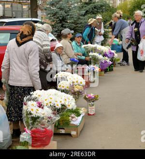 Moskau, Russland - Juli 21. 2023. Rentner verkaufen Blumen in der Nähe des Bahnhofs Kryukovo Stockfoto