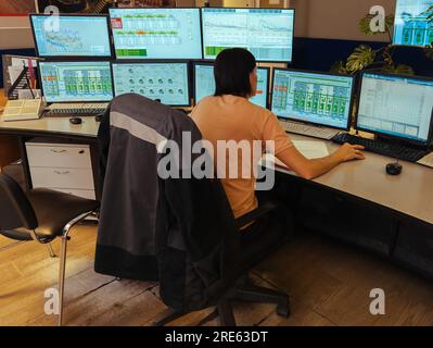 Bediener, der im Kontrollraum des Werks arbeitet. Stockfoto