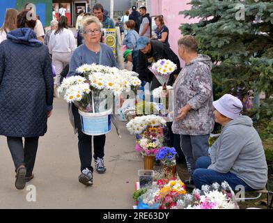 Moskau, Russland - Juli 21. 2023. Rentner verkaufen Blumen in der Nähe des Bahnhofs Kryukovo Stockfoto