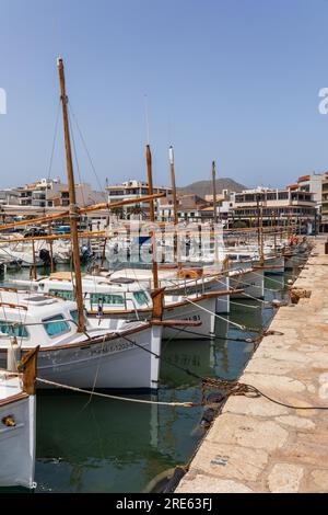 Traditionelle weiße Fischerboote, die im Hafen in Puerto Pollensa, Mallorca (Mallorca), Balearen, Spanien, Europa vor Anker liegen Stockfoto