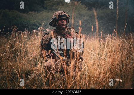 Hohenfels, Deutschland. 21. Juli 2023. Ein Offizierskadett der britischen Armee von der Royal Military Academy Sandhurst bereitet sich auf einen Angriff während Dynamic Victory 23-2 im Joint Multinational Readiness Center am 21. Juli 2023 in der Nähe von Hohenfels vor. Kredit: SPC. Leonard Beckett/US Army Photo/Alamy Live News Stockfoto