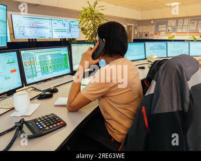 Telefonsprecher in der Leitung. Stockfoto