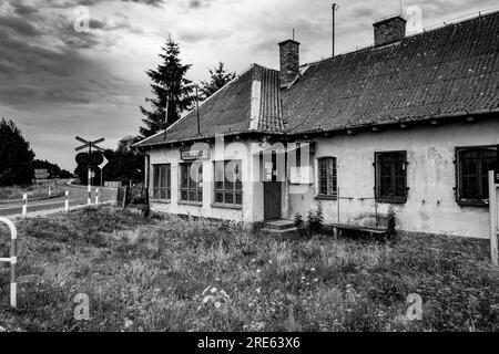 Szadkowice Bahnhof, ein alter polnischer Bahnhof in Mittelpolen. Moody Schwarzweiß-Bild. Stockfoto