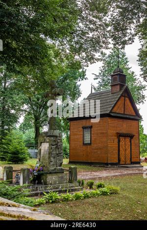 Leichenhaus in einem polnischen Dorf, ländliche Gemeinde, polnische Landschaft, Dorfleben. Armut. Stockfoto