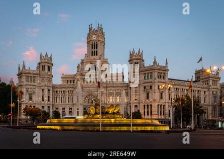 Der Cibeles-Palast in Madrid beherbergt mehrere Verwaltungsbüros der Stadt. Ein Brunnen mit der Skulptur der Cibeles-Göttin blickt auf das Gebäude. Stockfoto