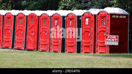 South Elgin, IL, USA. 25. Juli 2023. 25. Juli 2023, South Elgin, Illinois, USA: Eine Reihe tragbarer Toiletten, die im Vorgarten eines Hausbesitzers gemietet werden können. (Kreditbild: © H. Rick Bamman/ZUMA Press Wire) NUR REDAKTIONELLE VERWENDUNG! Nicht für den kommerziellen GEBRAUCH! Stockfoto