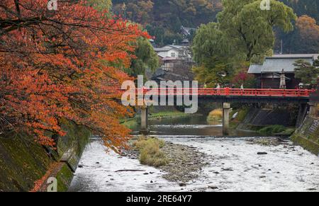 Nakabashi (oder Zentralbrücke) über den Miyagawa River und Herbstfarben in Takayama, Präfektur Gifu, Japan. Stockfoto