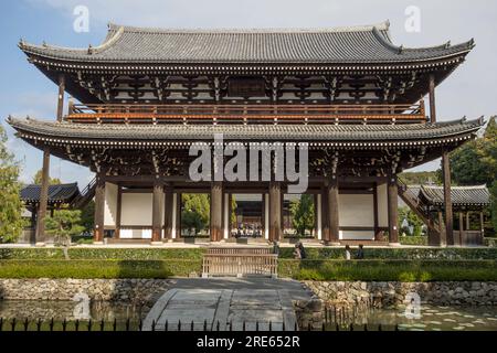 Ein Tor in Tofukuji, ein buddhistischer Zen-Tempel in Kyoto, Japan. Stockfoto
