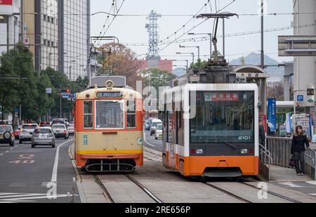 Straßenbahnen am Bahnhof Okaido in Matsuyama, Präfektur Ehime, Japan. Stockfoto