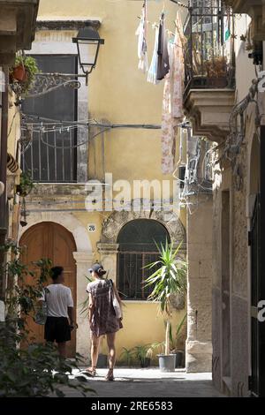 Ein Paar in einer alten Straße von Ortigia, Siracusa, Sizilien, Italien Stockfoto