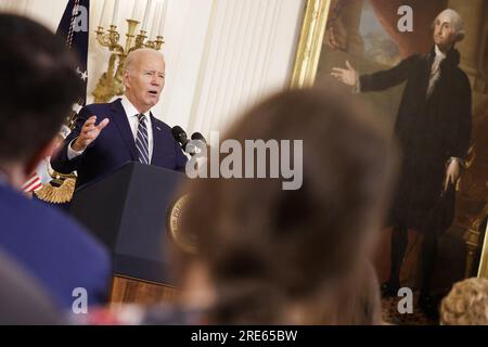 Washington, Usa. 25. Juli 2023. Präsident Joe Biden kündigt am 25. Juli 2023 in Washington (Foto von Samuel Corum/Pool/ABACAPRESS.COM) neue Initiativen zur Erweiterung des Zugangs zu psychischer Versorgung für Amerikaner im Ostzimmer des Weißen Hauses an. Kredit: Abaca Press/Alamy Live News Stockfoto