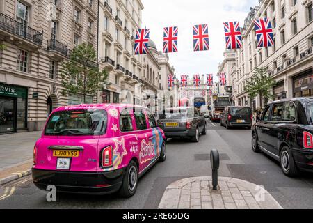 Barbie Taxi fährt die Regents Street in London entlang, um für den neuen Barbie Film am 25. Juli 2023 zu werben Stockfoto