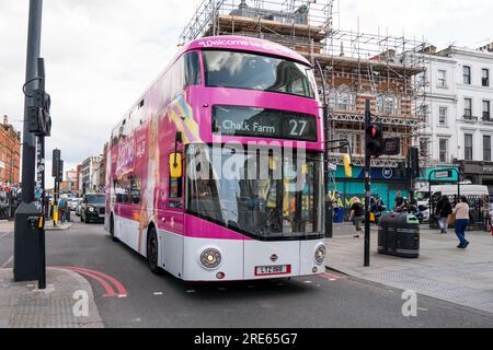Der Barbie Bus Nummer 27, der am 24. Juli 2023 durch Camden Town London fährt und für den neuen Barbie Film wirbt Stockfoto