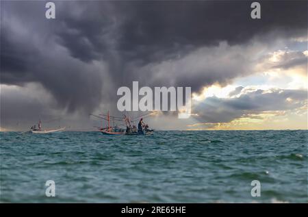 April 20 2023 Chumphon Thailand Fischer auf See in speziellen Fischerbooten für Garnelen und Kraken, bereiten Sie sich auf den Sturm vor. Stockfoto