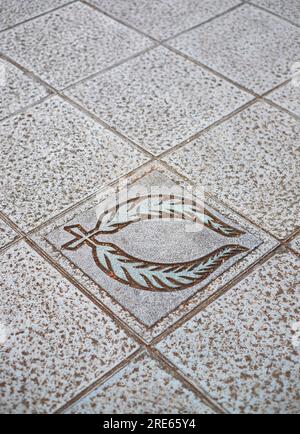 Laurel Kranz, Symbol für Triumph und Ruhm, ein dekoratives Relief in einem Pflasterstein, perspektivischer Blick. Stockfoto