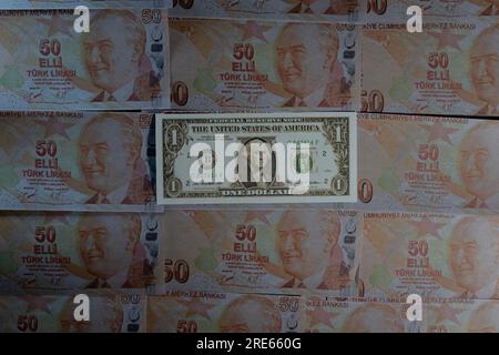 Auf diesem Foto ist eine Sammlung von 1-Dollar- und 50-türkischen Lira-Banknoten dargestellt. Bei den Wahlen vom 28. Mai in der Türkei, die zur Wahl von Recep Tayyip Erdo führten, dem gemeinsamen Kandidaten der Partei für Gerechtigkeit und Entwicklung (AK), der Partei der nationalistischen Bewegung (MHP), der Partei der Großen Einheit (BBP) und der Partei für Wohlstand (YRP), wurde der 13. Präsident, Der Dollar hat gegenüber der türkischen Lira um 34% aufgewertet, während der Euro um 41% aufgewertet wurde. Stockfoto