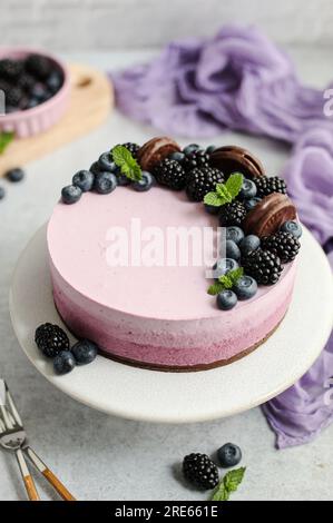 Heidelbeeren-Ombre-Kuchen. Köstliches Sommerdessert mit frischen Heidelbeeren, Brombeeren, Schokoladenkeksen und Minzeblättern. Lila. Stockfoto