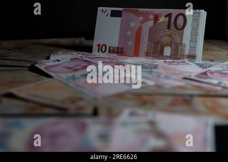 Auf diesem Foto sind zehn Euro-Banknoten hinter den türkischen Lira ausgestellt. Bei den Wahlen vom 28. Mai in der Türkei, die zur Wahl von Recep Tayyip Erdo führten, dem gemeinsamen Kandidaten der Partei für Gerechtigkeit und Entwicklung (AK), der Partei der nationalistischen Bewegung (MHP), der Partei der Großen Einheit (BBP) und der Partei für Wohlstand (YRP), wurde der 13. Präsident, Der Dollar hat gegenüber der türkischen Lira um 34% aufgewertet, während der Euro um 41% aufgewertet wurde. Stockfoto