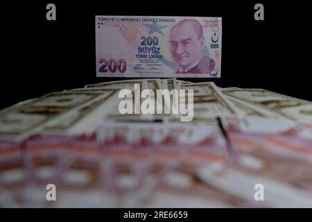 Auf diesem Foto ist eine Sammlung von zweihundert türkischen Lira-, Dollar- und Euro-Banknoten dargestellt. Bei den Wahlen vom 28. Mai in der Türkei, die zur Wahl von Recep Tayyip Erdo führten, dem gemeinsamen Kandidaten der Partei für Gerechtigkeit und Entwicklung (AK), der Partei der nationalistischen Bewegung (MHP), der Partei der Großen Einheit (BBP) und der Partei für Wohlstand (YRP), wurde der 13. Präsident, Der Dollar hat gegenüber der türkischen Lira um 34% aufgewertet, während der Euro um 41% aufgewertet wurde. Stockfoto