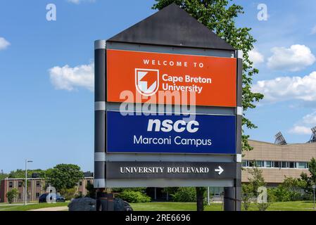 Sydney, Kanada - 25. Juli 2023: Unterschreiben Sie am Eingang der Cape Breton University, einer öffentlichen, kofinanzierten, hauptsächlich Bachelor-Universität in der Nähe von Sydne Stockfoto