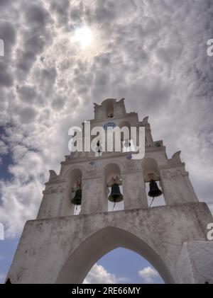 Santorin, Griechenland - 25. Juli 2023: Fünf Glockenturm einer griechisch-orthodoxen Kirche auf der Insel Santorin, Griechenland. Stockfoto