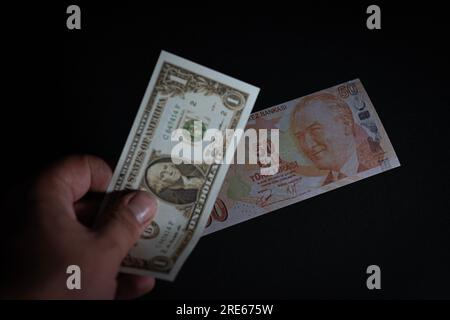 24. Juli 2023, Türkei: Auf diesem Foto ist eine Sammlung von 1-Dollar- und 50-türkischen Lira-Banknoten zu sehen. Bei den Wahlen vom 28. Mai in der Türkei, die zur Wahl von Recep Tayyip Erdo führten, dem gemeinsamen Kandidaten der Partei für Gerechtigkeit und Entwicklung (AK), der Partei der nationalistischen Bewegung (MHP), der Partei der Großen Einheit (BBP) und der Partei für Wohlstand (YRP), wurde der 13. Präsident, Der Dollar ist gegenüber der türkischen Lira um 34% gestiegen, während der Euro um 41% gestiegen ist (Kreditbild: © Tunahan Turhan/SOPA Images via ZUMA Press Wire) REDAKTIONELLER GEBRAUCH Stockfoto