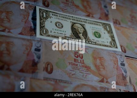 24. Juli 2023, Türkei: Auf diesem Foto ist eine Sammlung von 1-Dollar- und 50-türkischen Lira-Banknoten zu sehen. Bei den Wahlen vom 28. Mai in der Türkei, die zur Wahl von Recep Tayyip Erdo führten, dem gemeinsamen Kandidaten der Partei für Gerechtigkeit und Entwicklung (AK), der Partei der nationalistischen Bewegung (MHP), der Partei der Großen Einheit (BBP) und der Partei für Wohlstand (YRP), wurde der 13. Präsident, Der Dollar ist gegenüber der türkischen Lira um 34% gestiegen, während der Euro um 41% gestiegen ist (Kreditbild: © Tunahan Turhan/SOPA Images via ZUMA Press Wire) REDAKTIONELLER GEBRAUCH Stockfoto