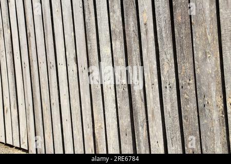 Ein einfacher Holzzaun ist wirtschaftlich vorteilhaft Stockfoto