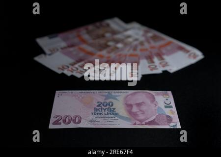 24. Juli 2023, Türkei: Auf diesem Foto ist eine Sammlung von zweihundert türkischen Lira und Euro-Banknoten dargestellt. Bei den Wahlen vom 28. Mai in der Türkei, die zur Wahl von Recep Tayyip Erdo führten, dem gemeinsamen Kandidaten der Partei für Gerechtigkeit und Entwicklung (AK), der Partei der nationalistischen Bewegung (MHP), der Partei der Großen Einheit (BBP) und der Partei für Wohlstand (YRP), wurde der 13. Präsident, Der Dollar ist gegenüber der türkischen Lira um 34% gestiegen, während der Euro um 41% gestiegen ist (Kreditbild: © Tunahan Turhan/SOPA Images via ZUMA Press Wire) REDAKTIONELLER GEBRAUCH Stockfoto