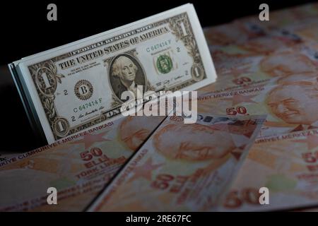 24. Juli 2023, Türkei: Auf diesem Foto ist eine Sammlung von 1-Dollar- und 50-türkischen Lira-Banknoten zu sehen. Bei den Wahlen vom 28. Mai in der Türkei, die zur Wahl von Recep Tayyip Erdo führten, dem gemeinsamen Kandidaten der Partei für Gerechtigkeit und Entwicklung (AK), der Partei der nationalistischen Bewegung (MHP), der Partei der Großen Einheit (BBP) und der Partei für Wohlstand (YRP), wurde der 13. Präsident, Der Dollar ist gegenüber der türkischen Lira um 34% gestiegen, während der Euro um 41% gestiegen ist (Kreditbild: © Tunahan Turhan/SOPA Images via ZUMA Press Wire) REDAKTIONELLER GEBRAUCH Stockfoto