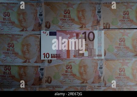 24. Juli 2023, Türkei: Auf diesem Foto ist eine Sammlung von 10 Euro und 50 türkischen Lira-Banknoten zu sehen. Bei den Wahlen vom 28. Mai in der Türkei, die zur Wahl von Recep Tayyip Erdo führten, dem gemeinsamen Kandidaten der Partei für Gerechtigkeit und Entwicklung (AK), der Partei der nationalistischen Bewegung (MHP), der Partei der Großen Einheit (BBP) und der Partei für Wohlstand (YRP), wurde der 13. Präsident, Der Dollar hat gegenüber der türkischen Lira um 34% zugenommen, während der Euro um 41% zugenommen hat (Kreditbild: © Tunahan Turhan/SOPA Images via ZUMA Press Wire) REDAKTIONELLER GEBRAUCH O Stockfoto