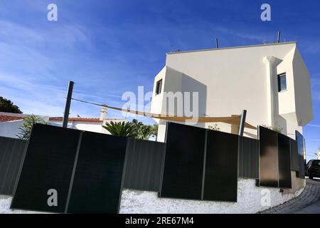 Ferragudo, Portugal - 20. Oktober 2022: Moderne Architektur der Häuser in Ferragudo, Portugal Stockfoto