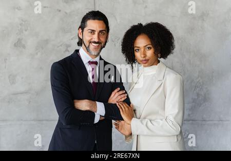Porträt von multiethnischen Geschäftsleuten, die sich im Amt posten Stockfoto