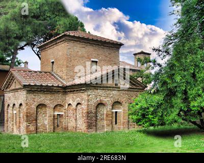 Das wunderschöne Mausoleum von Galla Placidia ist eines der ältesten und wertvollsten Gebäude in Ravenna, das 1996 von der UNESCO zum Weltkulturerbe erklärt wurde Stockfoto