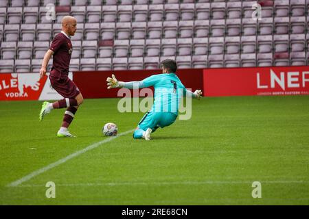 Tynecastle Park. Edinburgh, Großbritannien. 25. Juli 2023. Während der geschlossenen Türen eröffnet Liam Boyce die Bewertung durch Friendly Between Hearts des Midlothian FC und des Mansfield Town FC Hearts ( Credit: David Mollison/Alamy Live News Stockfoto