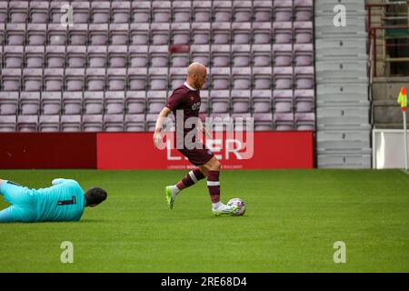 Tynecastle Park. Edinburgh, Großbritannien. 25. Juli 2023. Während der geschlossenen Türen eröffnet Liam Boyce die Bewertung durch Friendly Between Hearts des Midlothian FC und des Mansfield Town FC Hearts ( Credit: David Mollison/Alamy Live News Stockfoto