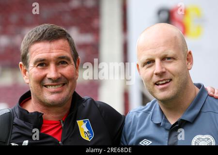 Tynecastle Park. Edinburgh, Großbritannien. 25. Juli 2023. Vor den verschlossenen Türen unterhält sich Steven Naismith, der zwischen dem Herzen des Midlothian FC und dem Mansfield Town FC Hearts Manager befreundet ist, mit Mansfield Manager Nigel Clough, Sohn des verstorbenen Brian Clough ( Kredit: David Mollison/Alamy Live News Stockfoto