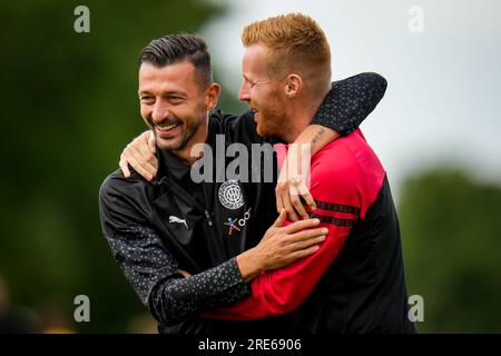 Delden, Niederlande. 25. Juli 2023. DELDEN, NIEDERLANDE - JULI 25: Konstantinos Giannoulis vom FC OFI Crete interagiert mit dem ehemaligen FC OFI Kreta Spieler Mike van Duinen von Excelsior Rotterdam während des Vorsaison Freundschaftsspiels zwischen NAC Breda und dem FC OFI Kreta im Sportpark De Mors am 25. Juli 2023 in Delden, Niederlande (Foto von Rene Nijhuis/Orange Pictures) Guthaben: Orange Pics BV/Alamy Live News Stockfoto